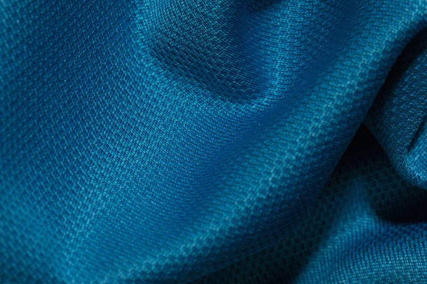 blau zerknitterter stoffhintergrund. abstrakte textur, leere vorlage. selektiver fokus. - nylon stock-fotos und bilder