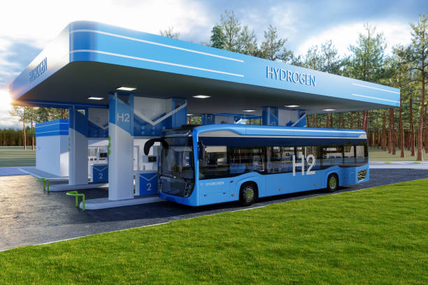 conceito de energia alternativa ambientalmente amigável com o ônibus na estação de reabastecimento de hidrogênio - autocarro elétrico - fotografias e filmes do acervo