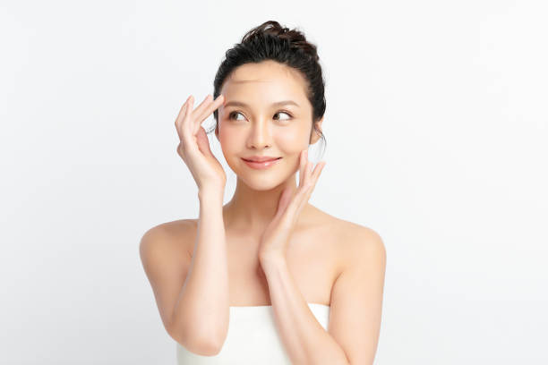 bella giovane donna asiatica con la pelle fresca pulita su sfondo bianco, cura del viso, trattamento del viso, cosmetologia, bellezza e spa, ritratto di donne asiatiche. - viso foto e immagini stock