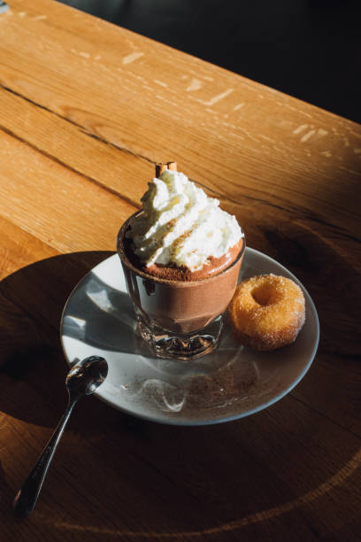 카페 유리에 뜨거운 마시는 초콜릿 - 2548 뉴스 사진 이미지