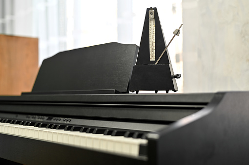 metronome on an electronic piano. selective focusing.