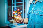mann-der-auf-einem-handy-steht-und-socia