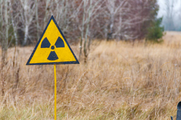 우크라이나의 체르노빌 배제 구역의 방사선 경고 표지판 - nuclear power station 뉴스 사진 이미지