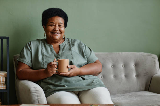 femme âgée noire appréciant le café - senior women photos et images de collection