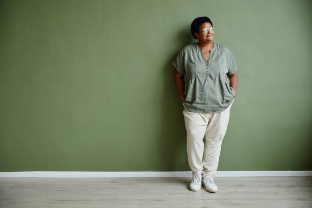 афроамериканская пожилая женщина на зеленой стене - full length audio стоковые фото и изображения