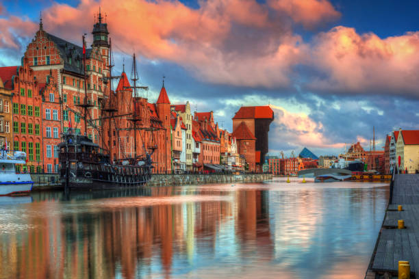 beautiful scenery of the old town in gdansk over motlawa river - old crane blue sky imagens e fotografias de stock