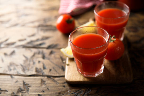 cocktail bloody mary - tomato juice drink celery juice photos et images de collection