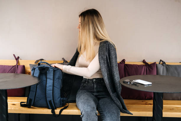 Side Jobs to Make Some Extra Money. Earn extra money, Side hustle, money making, Gig economy, hustling, digital nomad. Young woman, student with laptop and smartphone working outside. trabajos secundarios para ganar algo de dinero extra. gana dinero extra, ajetreo lateral, hacer dinero, economía de conciertos, ajetreo, nómada digital. mujer joven, estudiante con computadora portátil y teléfono inteligente trabajando afuera