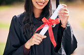 abgeschnittene-aufnahme-einer-unkenntlichen-jungen-studentin-die-am-abschlussfeiertag-feiert.jpg?b=1&s=170x170&k=20&c=5JXD24gFVrqDeBaP30PuBrHDUdJX-8sKwB0XiUdk5GQ=