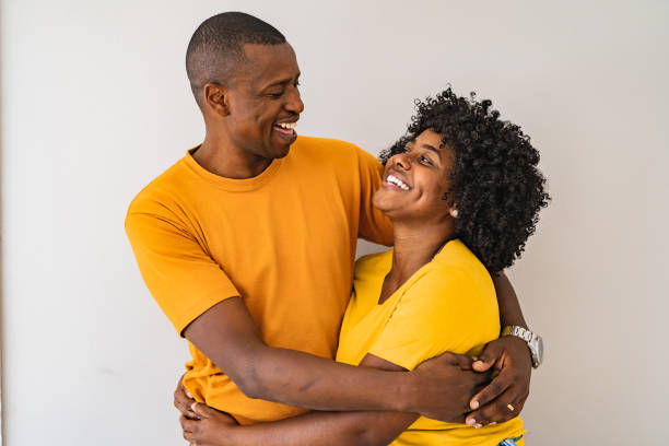 coppia afroamericana che si abbraccia - heterosexual couple foto e immagini stock