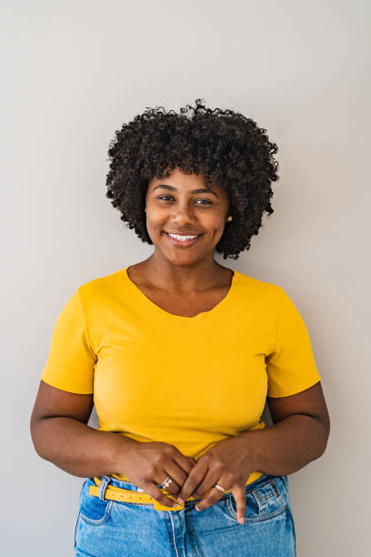 plan de studio d’une femme afro-américaine souriante - yellow and black photos et images de collection