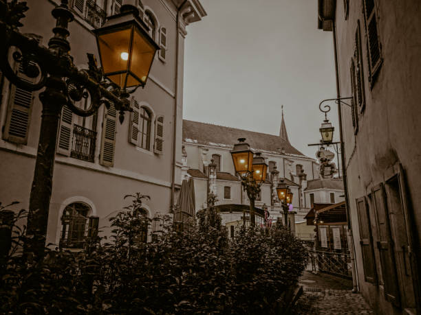 lampes en fer forgé dans une ruelle d’annecy surplombant la cathédrale saint-pierre - cath��drale photos et images de collection