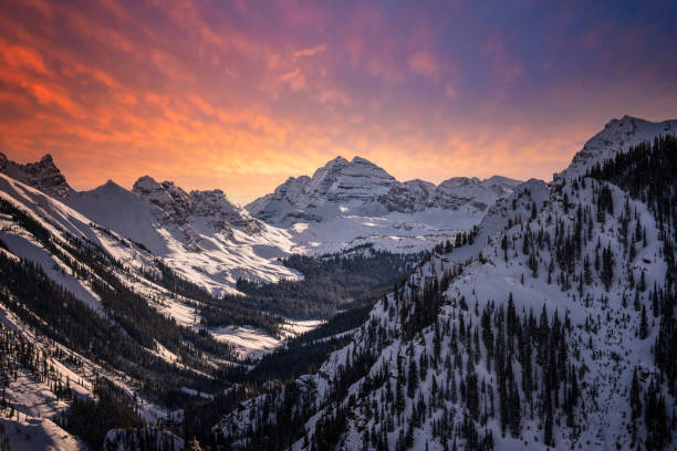 maroon bells during a vibrant sunset - skiing winter snow mountain imagens e fotografias de stock