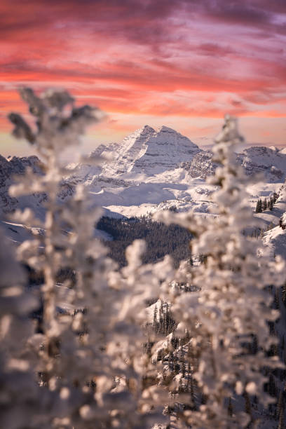 campanas granates durante una vibrante puesta de sol - snowboard apres ski snow nobody fotografías e imágenes de stock