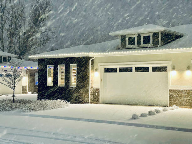 дом в метель - blizzard house storm snow стоковые фото и изображения