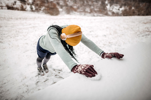 Woman trains outdoors in the snow