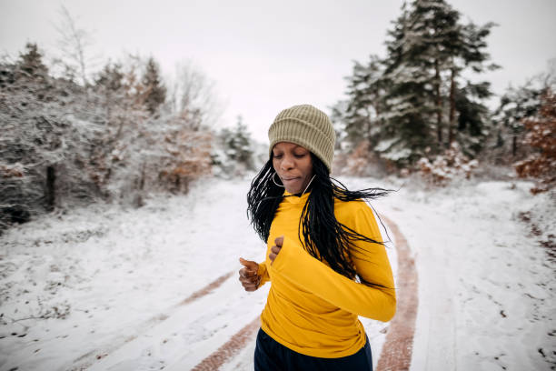 femme de course de fitness en hiver - black forest audio photos et images de collection