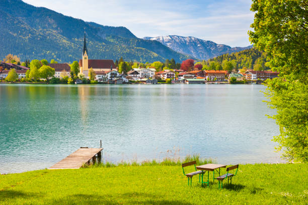 panoramiczny widok na alpy górskie i jezioro tegernsee w bawarii - tegernsee lake tegernsee lake mountain zdjęcia i obrazy z banku zdjęć