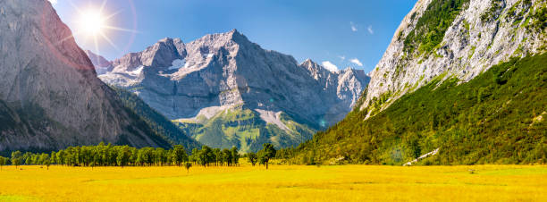 vue panoramique sur les montagnes karwendel avec roche et soleil - mountain rock sun european alps photos et images de collection