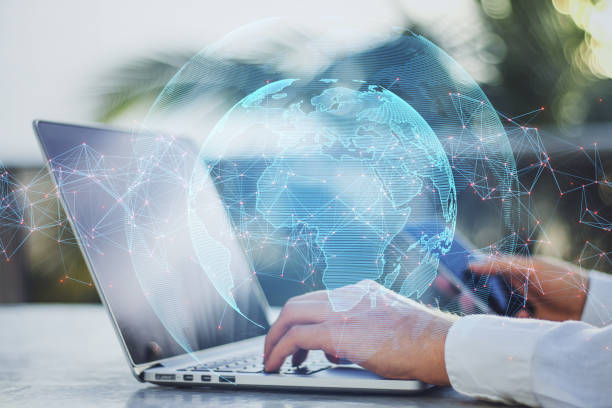 Close up of hands using laptop and smartphone with creative glowing globe with polygonal connections on blurry bright outdoor background. Big data, futuristic world and business concept. Double exposure primer plano de manos usando computadora portátil y teléfono inteligente con globo brillante creativo con conexiones poligonales en un fondo exterior brillante y borroso. big data, mundo futurista y concepto de negocio. doble exposición.