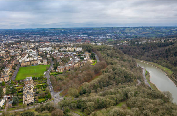 висячий мост в клифтоне в бристоле - bristol england county of bristol clifton suspension bridge bridge стоковые фото и изображения