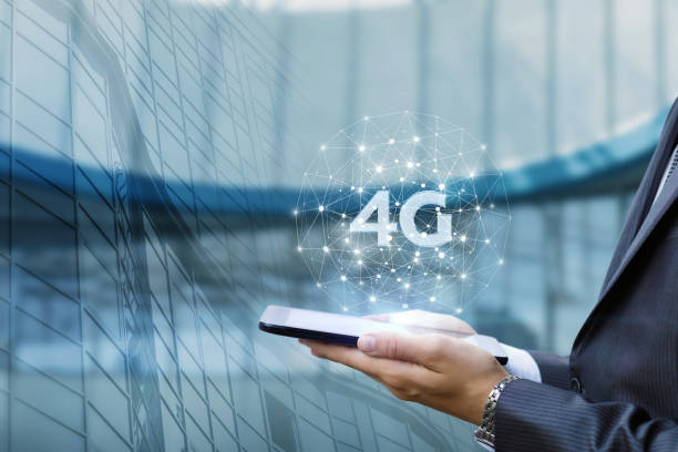 kuvapankkikuvat ja rojaltivapaat kuvat aiheesta liikemies näkyy verkon 4g-tabletilla epäselvällä taustalla. - 4g