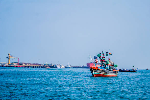 лодки, плавающие в бет дварка - horizontal landscape coastline gujarat стоковые фото и изображения