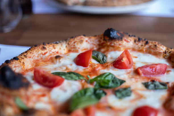 pizza margherita - vegetarian pizza fotografías e imágenes de stock