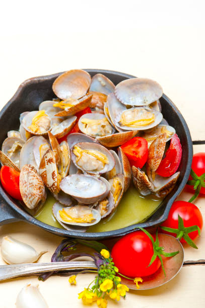 istock fresh clams on an iron skillet 1359193445