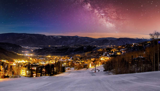 горнолыжный склон аспен в аспене колорадо со звездами - landscaped landscape winter usa стоковые фото и изображения