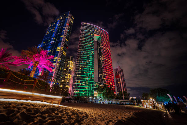 malerischer nachtblick auf die skyline des viertels dubai marina mit seinen hohen wolkenkratzern, die sich neben dem strand und der uferpromenade erheben, dubai, vae - dubai beach hotel skyline stock-fotos und bilder