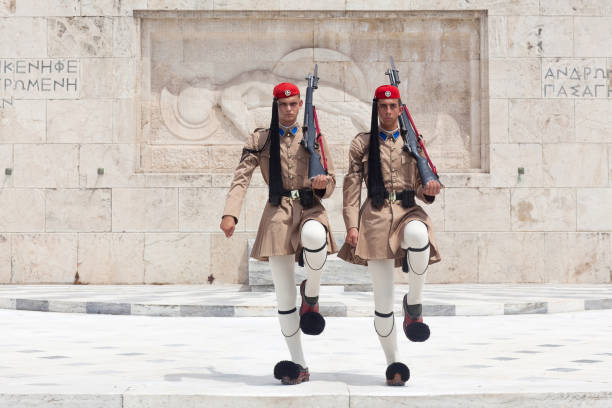 relève de la garde sur la place syntagma à athènes, grèce - bas relief photos et images de collection