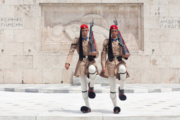 mudança da guarda na praça syntagma em atenas, grécia - changing the guard - fotografias e filmes do acervo