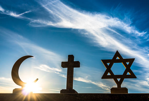 los tres símbolos del judaísmo, el cristianismo y el islam - islam fotografías e imágenes de stock