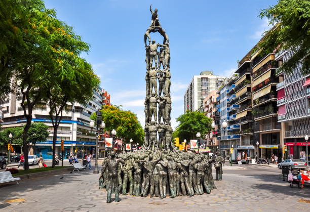 els castellers denkmal (pyramide des volkes) in tarragona, spanien - castellers stock-fotos und bilder