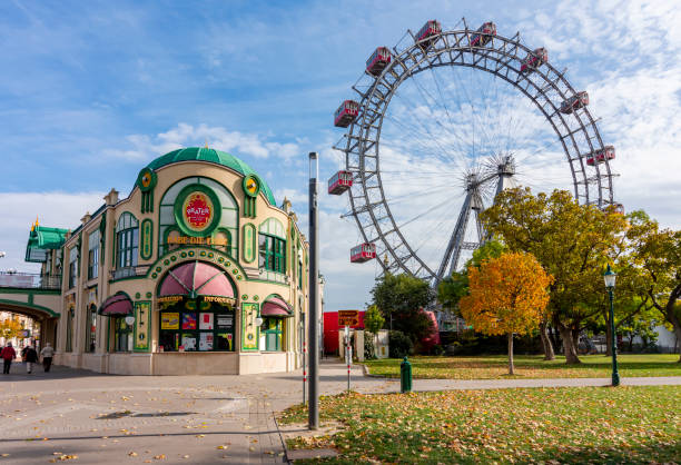 ferris wheel (wiener riesenrad) in prater amusement park, vienna, austria - prater park imagens e fotografias de stock