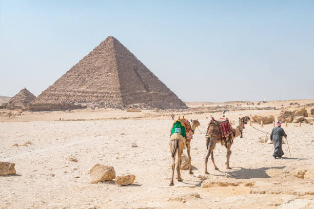 vue imprenable sur les pyramides de gizeh par une journée ensoleillée - saqqara egypt pyramid shape pyramid photos et images de collection