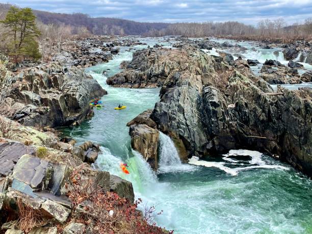 kayak giù per le cascate della cascata del parco nazionale - kayaking kayak river sport foto e immagini stock