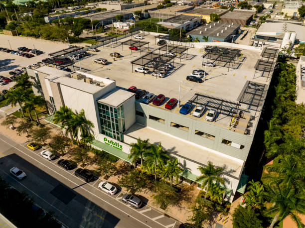 publix supermarket with rooftop parking lot - publix imagens e fotografias de stock