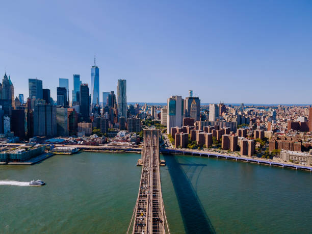 puente de brooklyn mostrando el horizonte de manhattan nueva york - lower manhattan fotografías e imágenes de stock