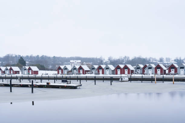 スウェーデン西海岸の寒さと雪の冬の日にスカルダーヴィーケン港。 - sweden cottage winter snow ストックフォトと画像