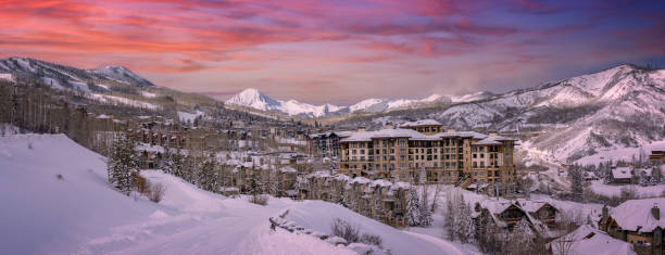 stazione sciistica nelle montagne rocciose con tramonto - mountain snow sunset house foto e immagini stock