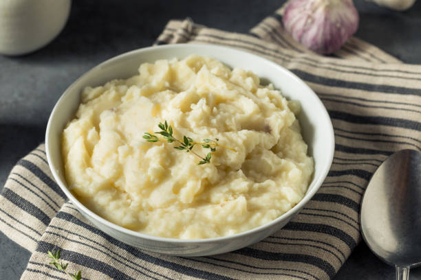 cremoso puré de patatas con ajo casero - mashed potatos fotografías e imágenes de stock