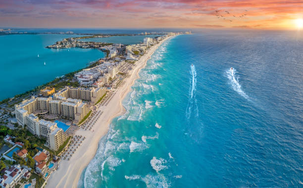 costa de cancún con sol y veleros - paphos fotografías e imágenes de stock