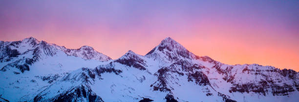 coucher de soleil sur les montagnes rocheuses à telluride, colorado - rocky mountains panoramic colorado mountain photos et images de collection