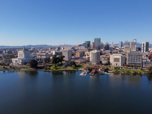 カリフォルニア州オークランド・スカイラインとメリット湖の空中写真。 - oakland california ストックフォトと画像