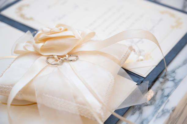 結婚証明書と結婚指輪 - 結婚 ストックフォトと画像
