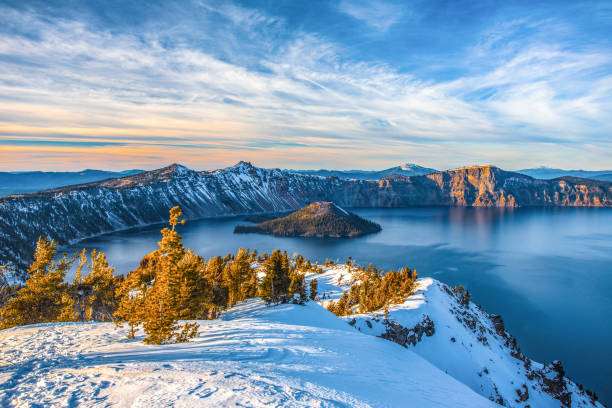 lago del cratere, oregon - volcano lake mountain mountain range foto e immagini stock