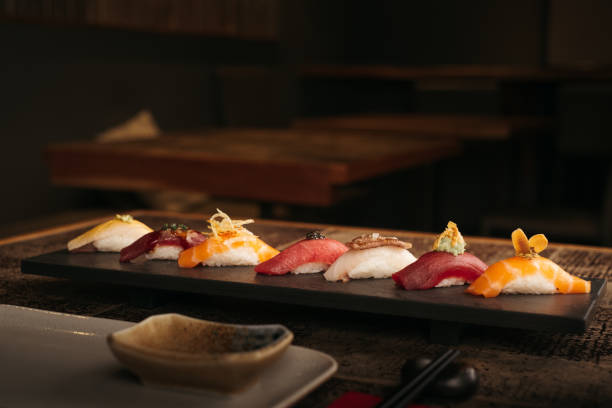 혼합 초밥 니기리 미식가 의 접시 - nigiri 뉴스 사진 이미지