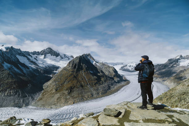 푸른 맑은 하늘 아래 에렛쉬 빙하의 전망, 사진을 찍는 남자 - aletsch glacier 뉴스 사진 이미지